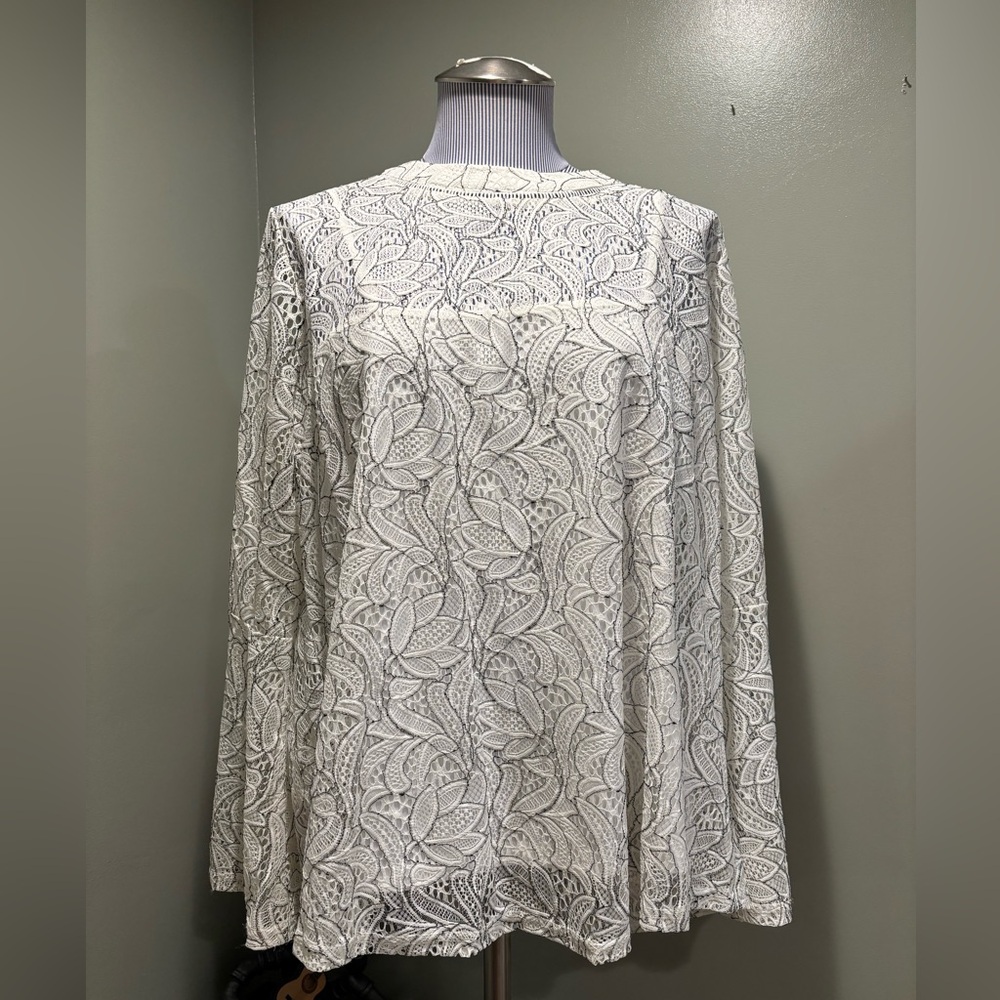 Ultra Pink Woman’s Black And White Blouse.  Size XL.  Nylon Blend
